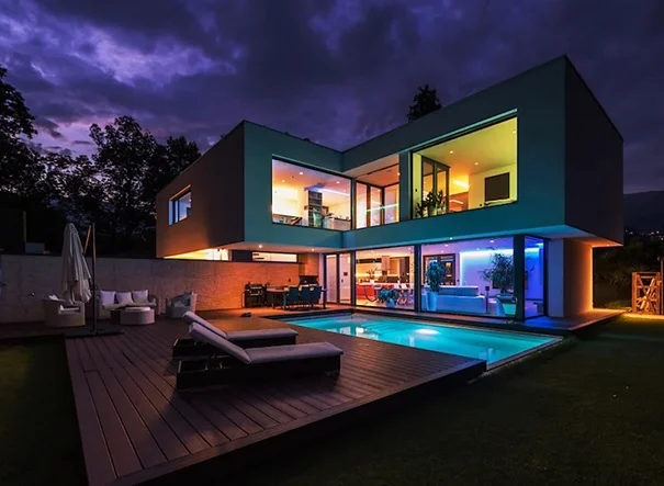 Oświetlenie ma ogromny wpływ na nastrój człowieka. Pomaga również wykreować odpowiedni klimat, podkreślając jednocześnie atuty wnętrza. Stawiając na inteligentne oświetlenie domu, zyskujemy łatwość pełnego kontrolowania wszystkich jego parametrów.