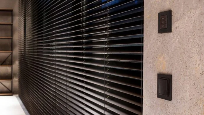 Obok inteligentnych systemów zabezpieczeń, oświetlenia, wentylacji, klimatyzacji i ogrzewania, elektronika pojawia się także w innych elementach wyposażenia domu, na przykład… w roletach. Co warto wiedzieć o centralnym sterowaniu roletami?