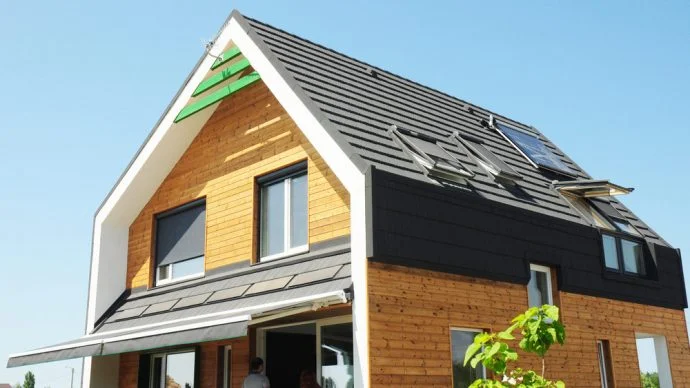 Nowoczesne domy pasywne to połączenie technologii pozyskiwania energii z odnawialnych źródeł oraz automatyki domowej, ułatwiającej sterowanie wszystkimi systemami.