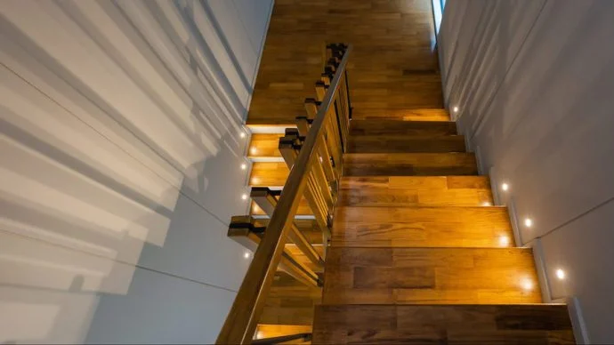 Jak wybrać praktyczne i nowoczesne oświetlenie schodów? Przekonaj się, jakie rozwiązania w tym zakresie sprawdzają się najlepiej i obejrzyj przykładowy zestaw inteligentnego oświetlenia schodowego skonstruowany przy użyciu produktów F&Home.